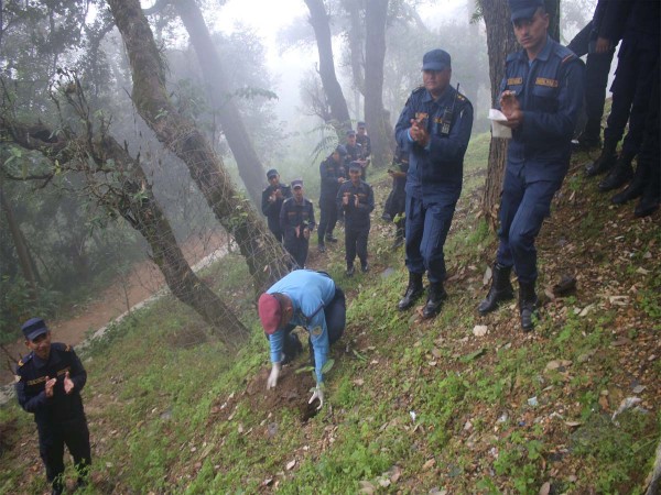 प्रहरी दिवसको पूर्व सन्ध्यामा बैतडी प्रहरीद्वारा वृक्षा रोपण